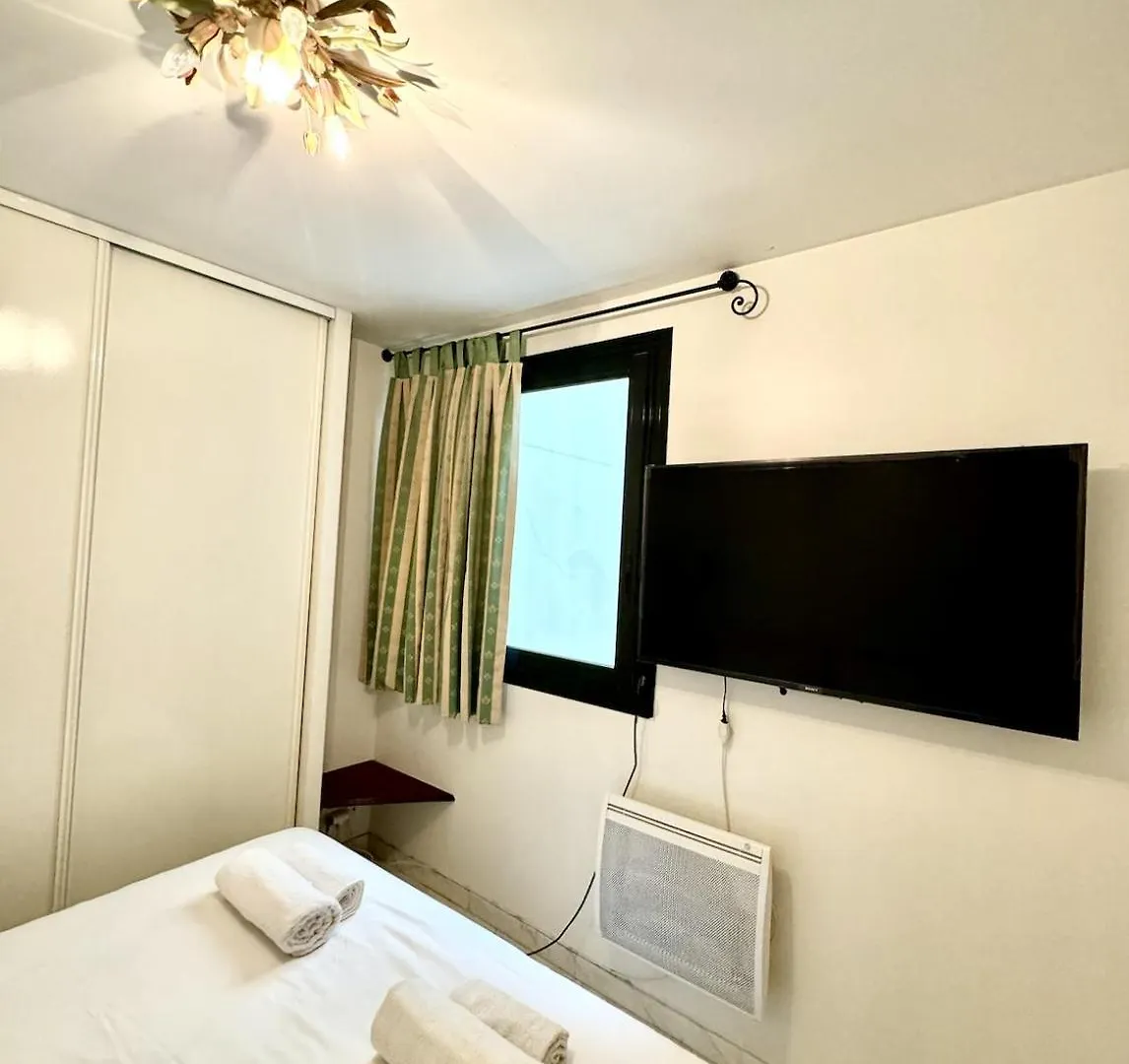 Grand Et Central, 8E Pres Elysee Párizs Apartman